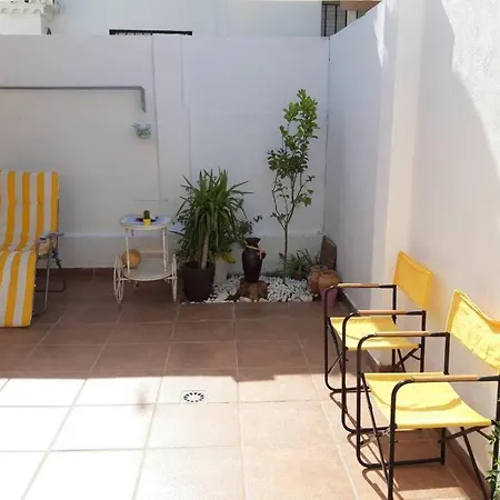Casa A Pie De Playa, Con Patio. Zona Miramar.