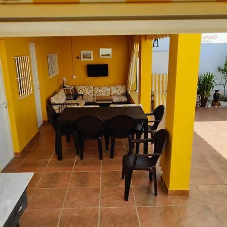 Casa A Pie De Playa, Con Patio. Zona Miramar. *