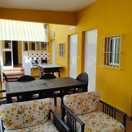 Casa A Pie De Playa, Con Patio. Zona Miramar.