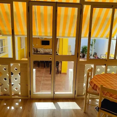Casa A Pie De Playa, Con Patio. Zona Miramar. Holiday home *