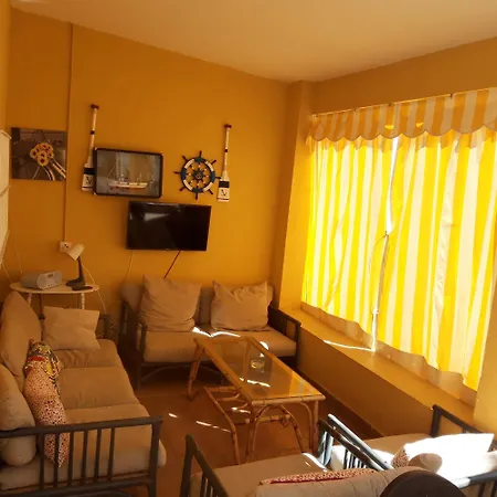 Casa A Pie De Playa, Con Patio. Zona Miramar. *